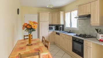 Réfrigérateur, four à micro-ondes, un four, surface de cuisson