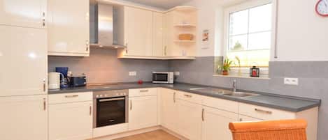 Kühlschrank, Mikrowelle, Ofen, Geschirrspüler