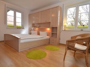 3 bedrooms, travel cot, WiFi, bed sheets