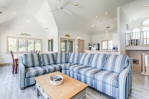 Televisión, chimenea, reproductor de DVD y futbolito 