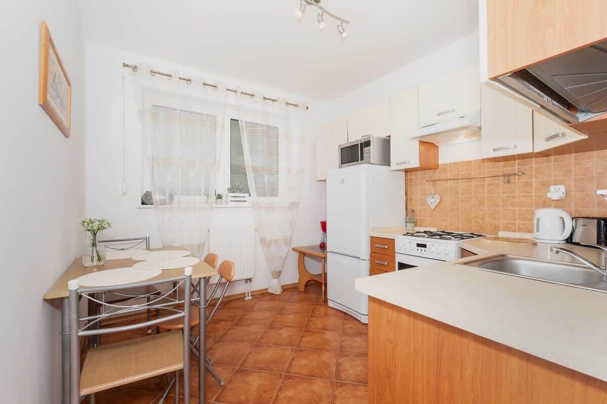 Wasserkocher mit Kaffee-/Teezubehör, Kühlschrank, Mikrowelle, Ofen