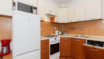 Kühlschrank, Mikrowelle, Ofen, Herdplatte