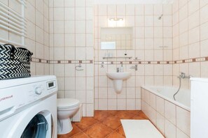 Bañera, secador de pelo, toallas