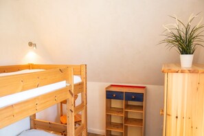 2 bedrooms, travel cot, free WiFi