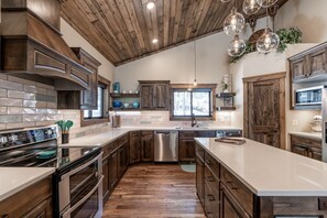 Maison Luxe | Cuisine privée | Réfrigérateur, micro-ondes, four, plaque de cuisson
