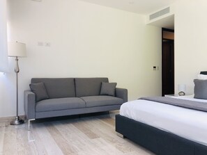 Appartement familial | Rideaux d’obscurcissement, fer et planche à repasser