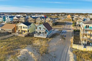 Un quartier résidentiel situé sur la côte, où les maisons sont dotées de balcons et offrent une vue sur le littoral.