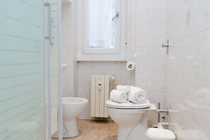 Dusj, hårføner og bidé