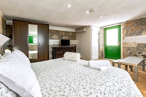 2 bedrooms, iron/ironing board, cots/infant beds, free WiFi