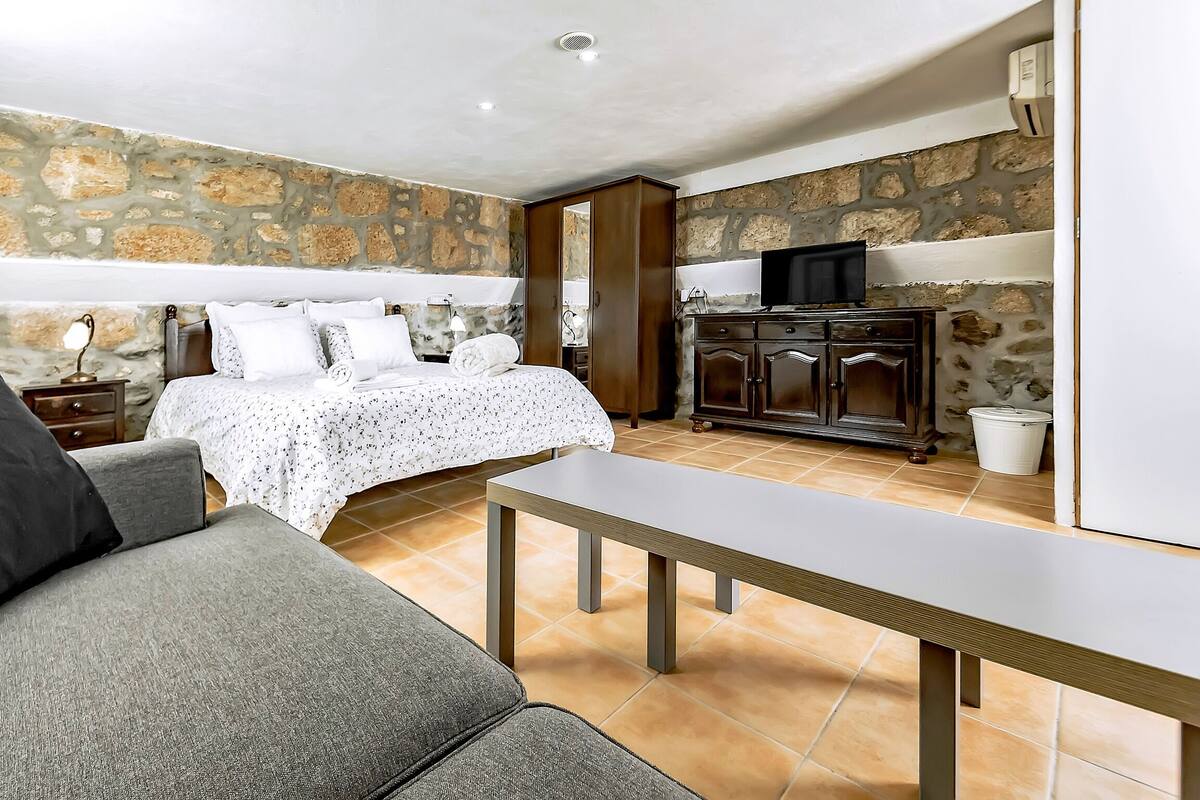 2 bedrooms, iron/ironing board, cots/infant beds, free WiFi