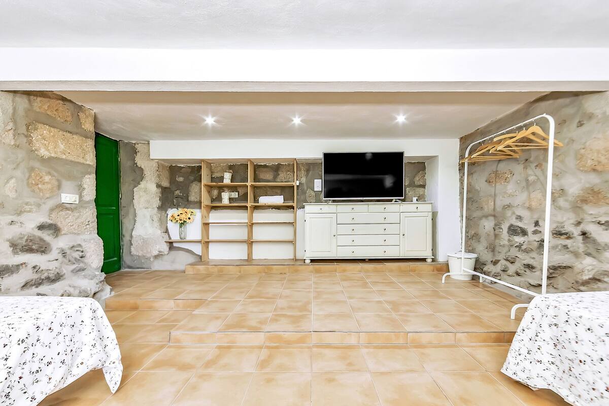 2 bedrooms, iron/ironing board, cots/infant beds, free WiFi