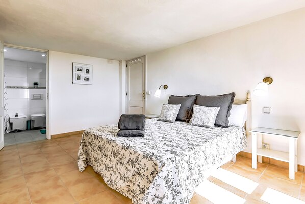 2 bedrooms, iron/ironing board, cots/infant beds, free WiFi