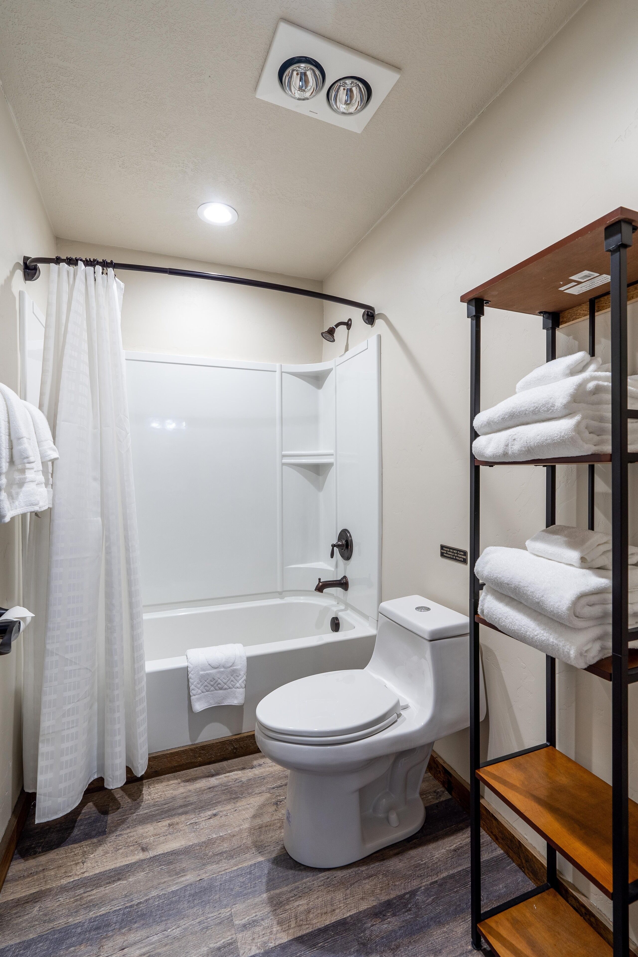the absaroka | bathroom | combined shower/bathtub, hair dryer, towels, soap