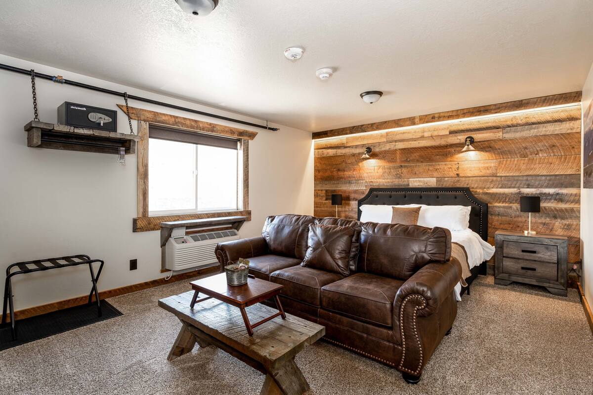 The Jack Creek | Down comforters, in-room safe, blackout drapes, WiFi (free)