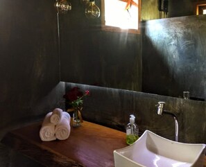 Haartrockner, Handtücher, Seife, Toilettenpapier