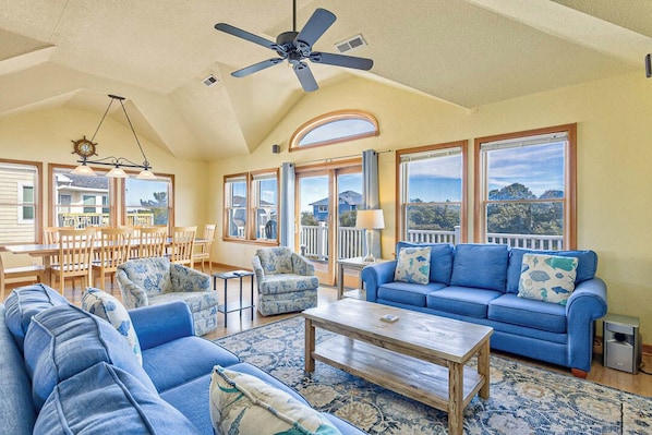 TV, caminetto, lettore DVD, impianto stereo