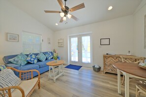 Een smart-tv en boeken