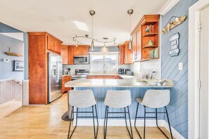 Réfrigérateur, four à micro-ondes, un four, surface de cuisson