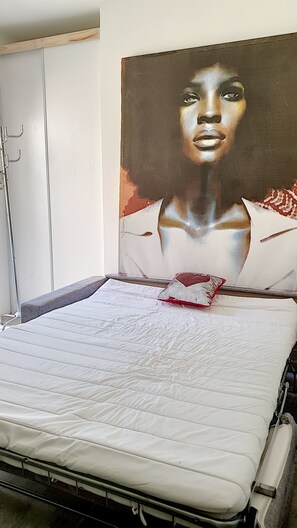 5 bedrooms, iron/ironing board, WiFi, bed sheets