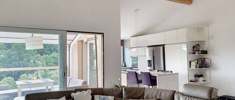 Flatskjerm-TV og stereoanlegg