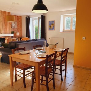 Dining - Le Folle Blanche, a comfortable gîte (CONDOM)