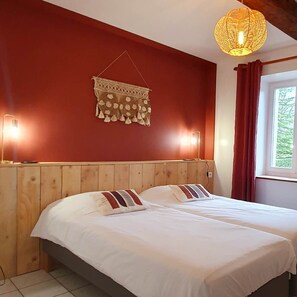 2 bedrooms, iron/ironing board, free WiFi, bed sheets - Le Folle Blanche, a comfortable gîte (CONDOM)