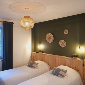 2 bedrooms, iron/ironing board, free WiFi, bed sheets