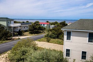 Ein Küstenwohngebiet mit Häusern, einer Straße und Blick aufs Meer.
