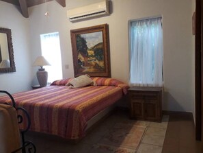 1 habitación, escritorio, tabla de planchar con plancha y wifi gratis 