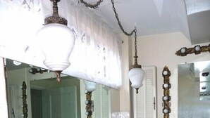 Une salle de bain avec deux lavabos, un grand miroir et un espace douche.