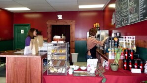 Un mostrador de forneria amb una presentació de productes de forneria i una zona de cafè.