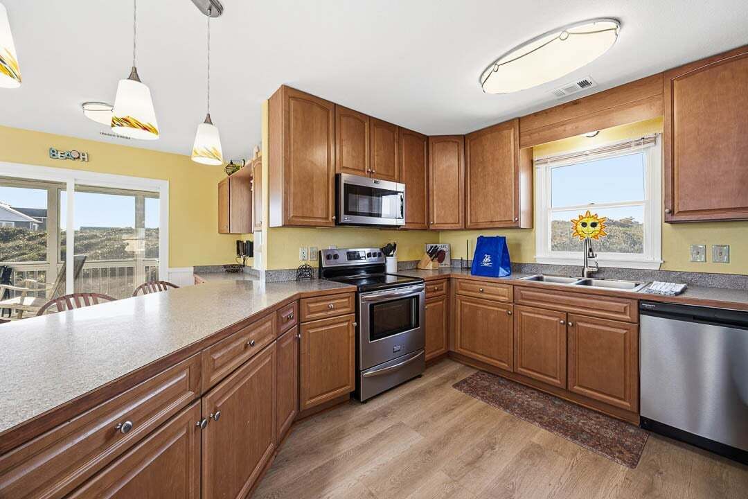 Top-Level Kitchen with Bar (seats 4)