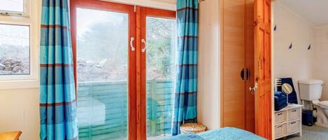 2 bedrooms, in-room safe, iron/ironing board, travel crib