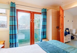 2 soverom, safe på rommet, strykejern/-brett og reiseseng for barn