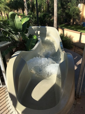 Bain à remous extérieur