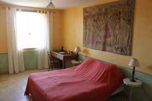 1 غرفة نوم ومكواة/لوح كي وواي فاي وملاءات أسرّة