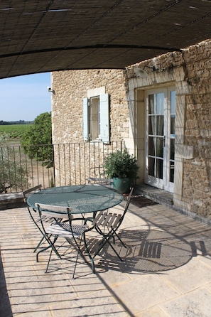 تناول الطعام بالخارج