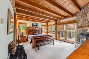 5 bedrooms, free WiFi, bed sheets - Stunning 5BR Family Lodge—Hot Tub, Huge Deck & Mountain Views (Silverthorne)
