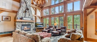 Stunning 5BR Family Lodge—Hot Tub, Huge Deck & Mountain Views