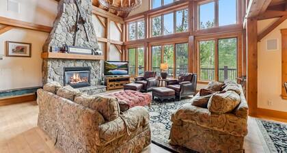 Stunning 5BR Family Lodge—Hot Tub, Huge Deck & Mountain Views