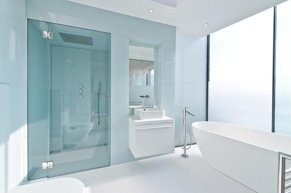 Combined shower/bathtub, hair dryer, towels, soap