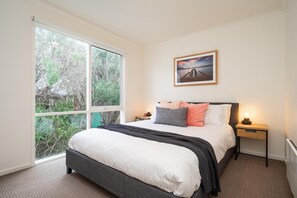 3 bedrooms, iron/ironing board, Internet, bed sheets - Capri House - Hear the Roar of the Ocean (Saint Andrews Beach)