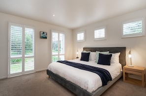 3 bedrooms, iron/ironing board, internet, bed sheets