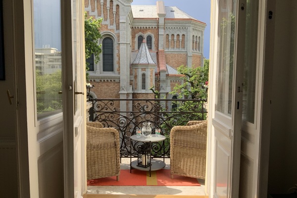 Auf dem Balkon unter den Platanen mit Blick auf die St. Francisco Kirche