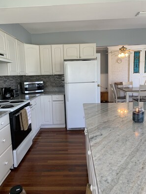 ثلاجة، ميكروويف، فرن، موقد طهي مسطح