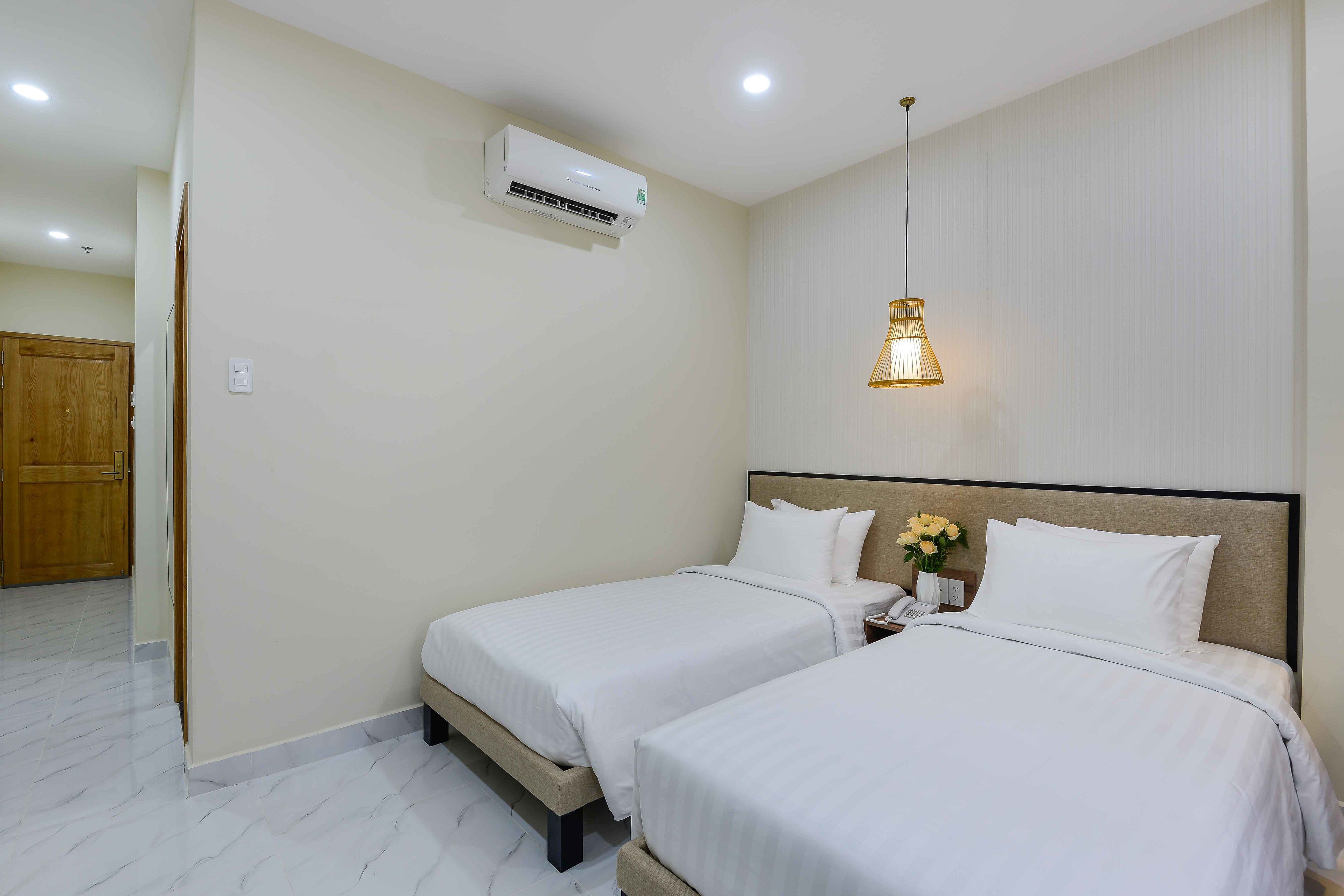 deluxe twin room | premium bedding, in-room safe, laptop workspace, blackout curtains