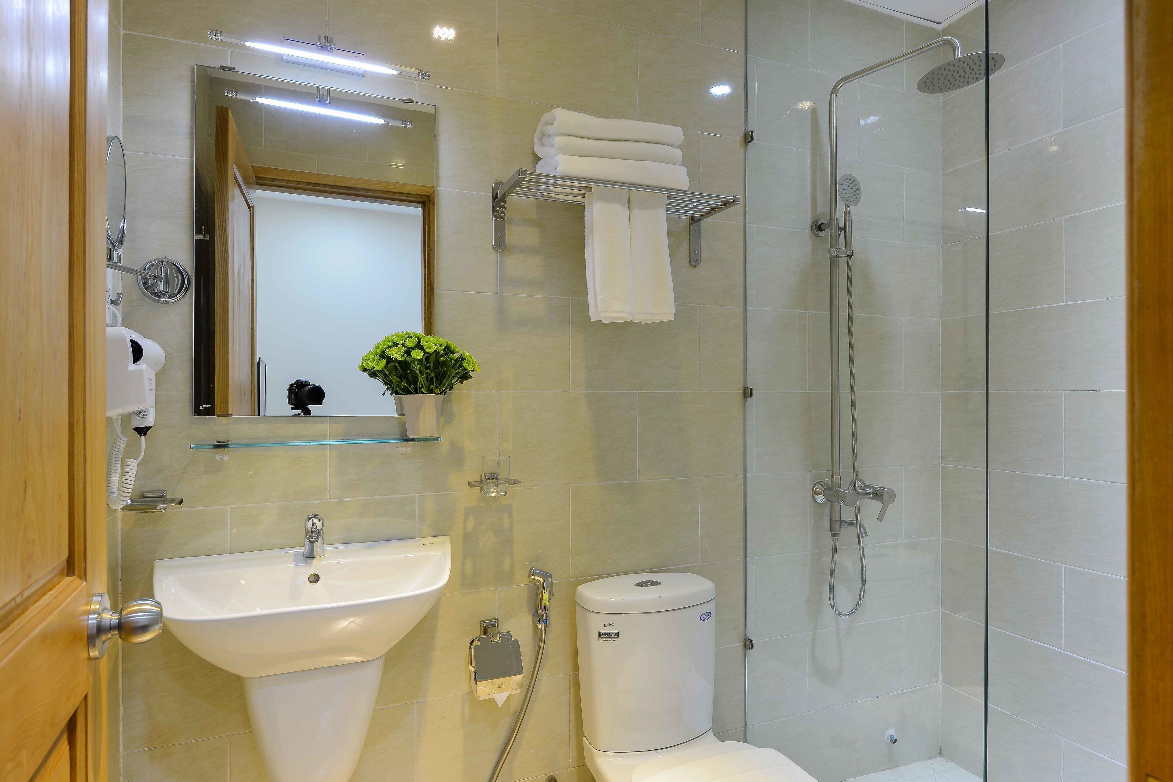 budget single room, no window | bathroom | shower, rainfall showerhead, free toiletries, hair dryer