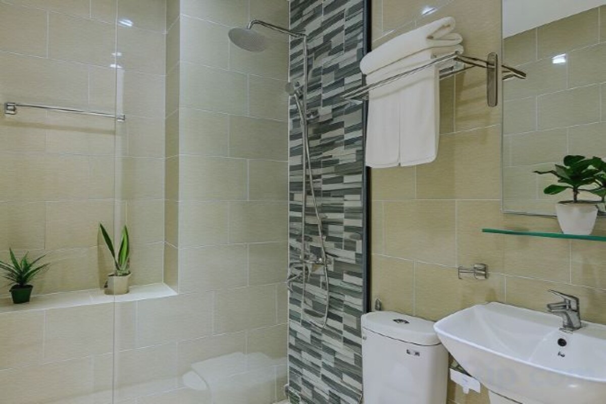 Badkamer | Een douche, een regendouche, gratis toiletartikelen, een haardroger