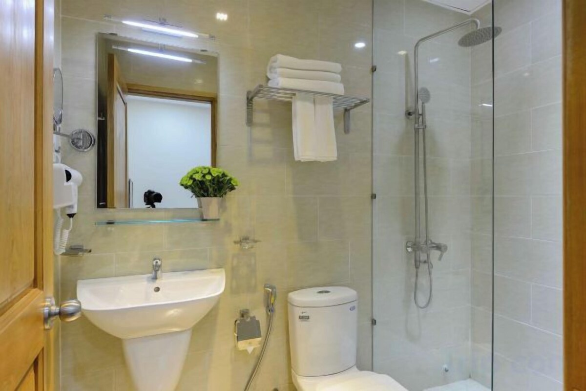Badkamer | Een douche, een regendouche, gratis toiletartikelen, een haardroger