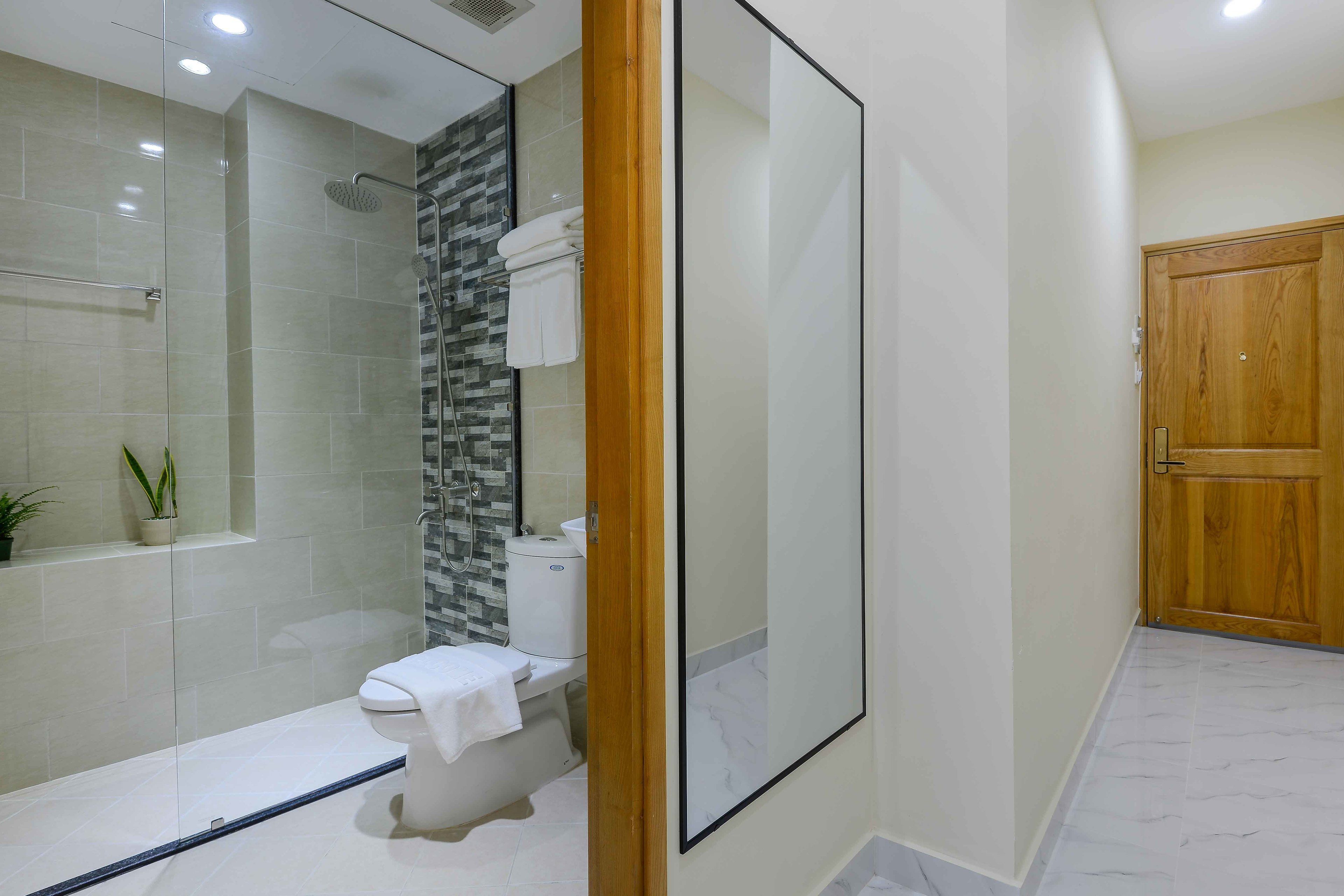 deluxe double room, 1 king bed, balcony | bathroom | shower, rainfall showerhead, free toiletries, hair dryer